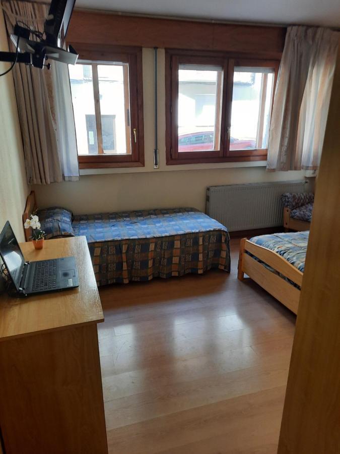 Habitaciones Pension El Parque Sabiñánigo Eksteriør bilde